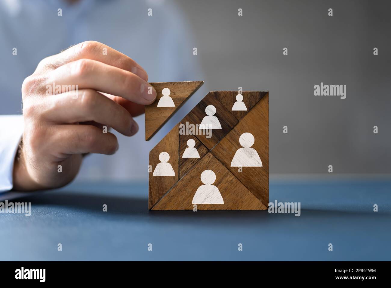HR-Personalbeschaffung – Hand für Tangram Puzzle Stockfoto