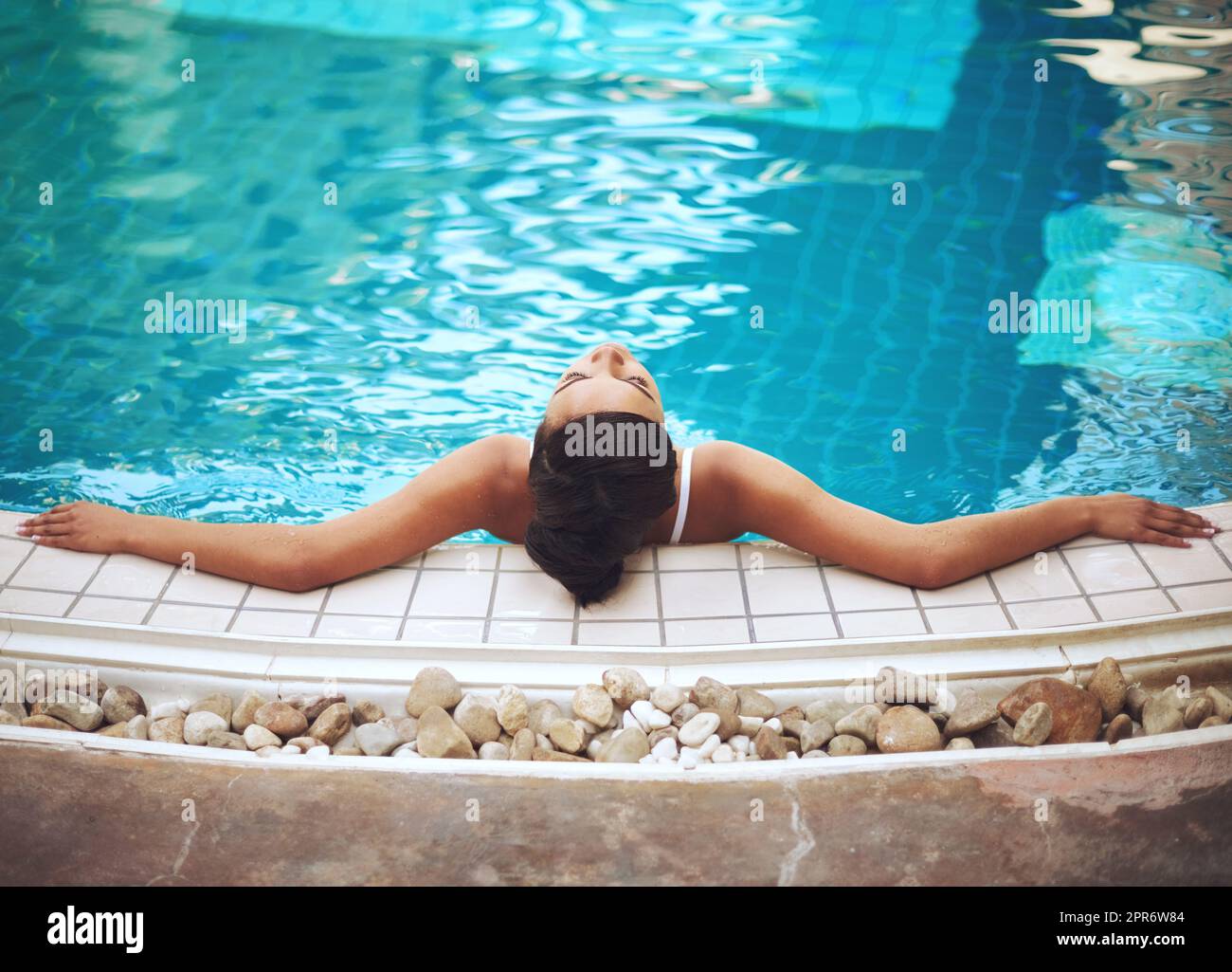 Das muss das Wasser der Götter sein. Aufnahme einer jungen Frau, die sich in einem Spa im Pool entspannen kann. Stockfoto
