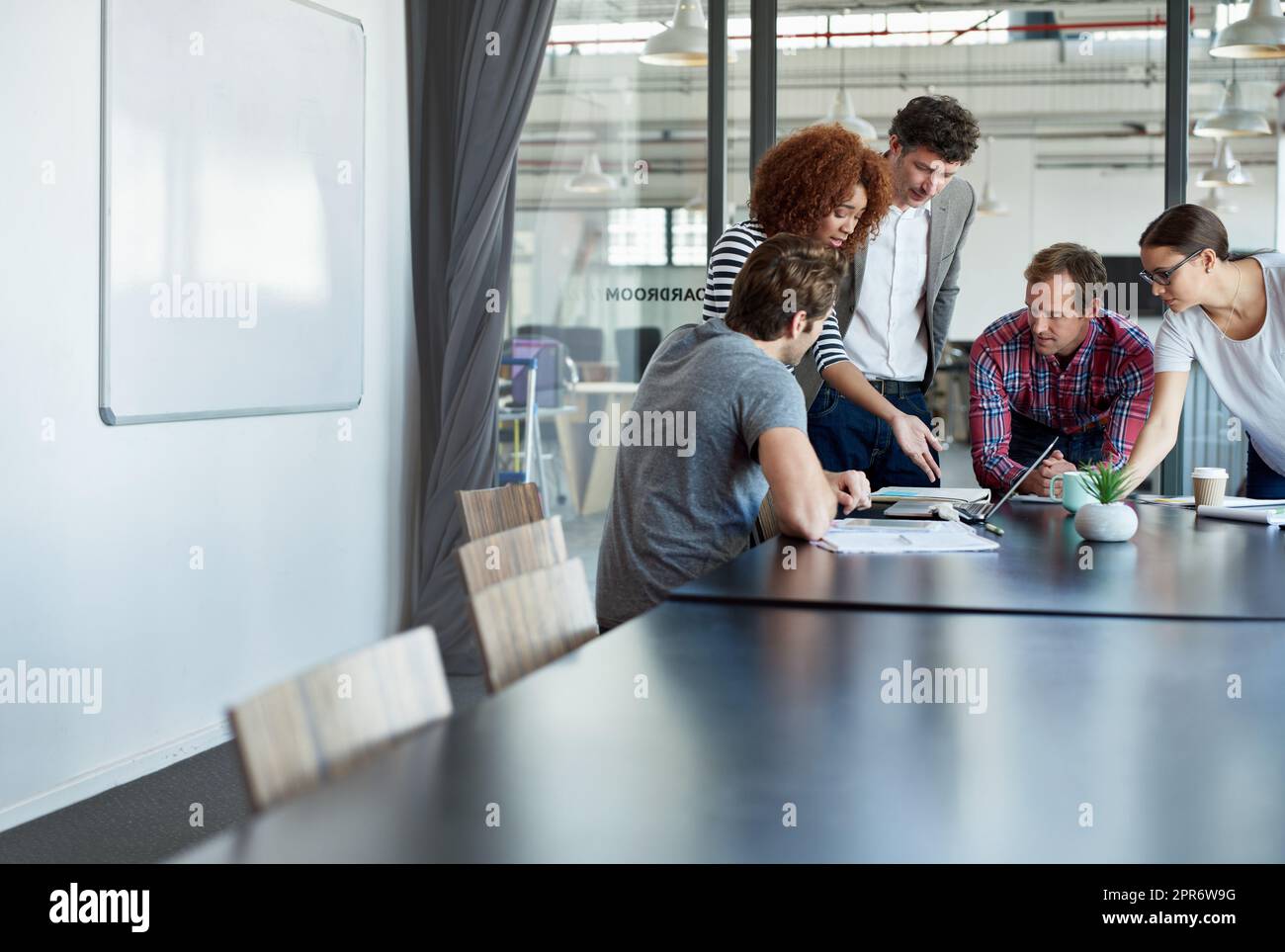 In den Nitty Gritty kommen. Aufnahme von Büromitarbeitern in einer Sitzung in einem Sitzungssaal. Stockfoto