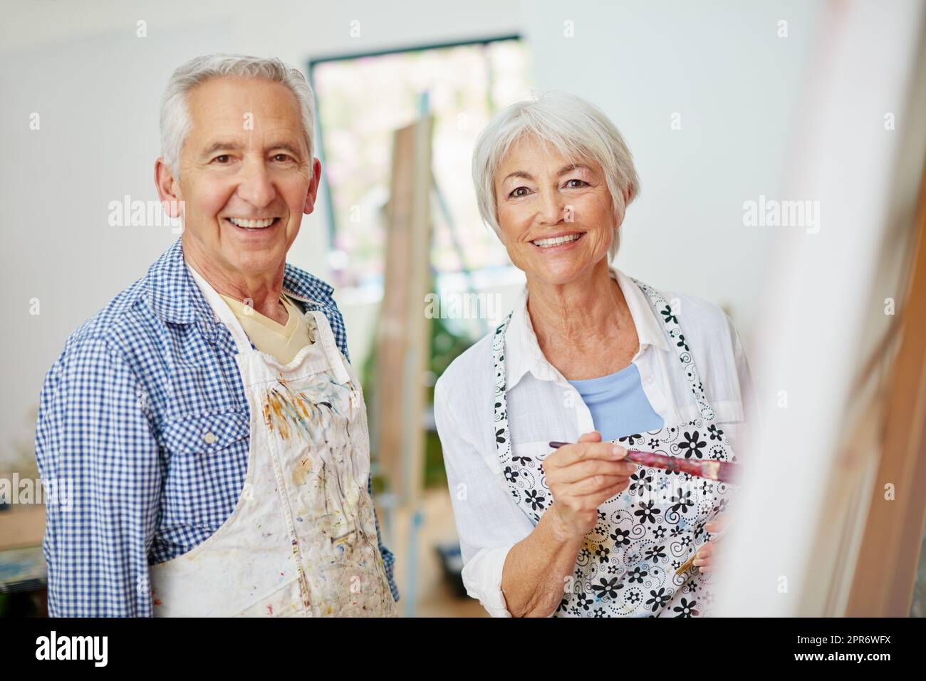 Tun Sie mehr von dem, was Sie glücklich macht. Aufnahme eines älteren Paares, das zu Hause malte. Stockfoto