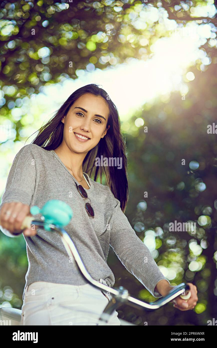 Sie können nicht traurig sein, wenn Sie ein Fahrrad fahren. Porträt einer attraktiven jungen Frau, die draußen mit dem Fahrrad unterwegs ist. Stockfoto