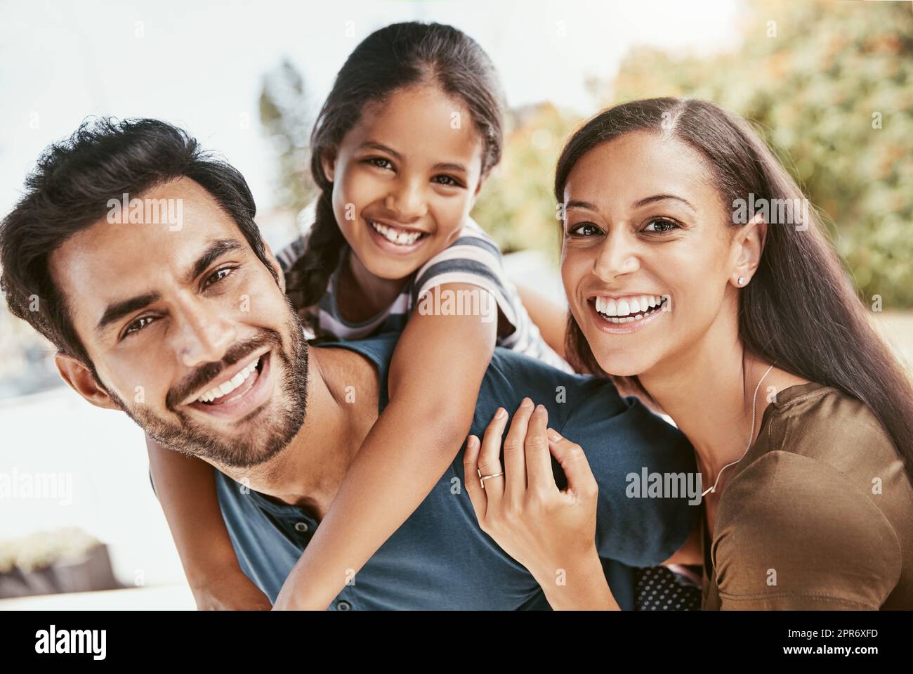 Keine Zeit ist etwas Besonderes als die Zeit mit der Familie. Aufnahme einer dreiköpfigen jungen Familie, die einige Zeit miteinander verbringt. Stockfoto
