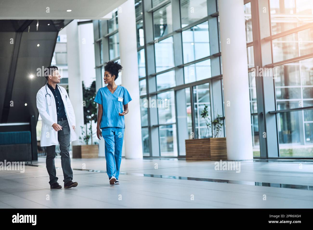 Sind Sie bereit für diesen Vorgang? Aufnahme von Ärzten, die in einem Krankenhaus ein Gespräch führen. Stockfoto