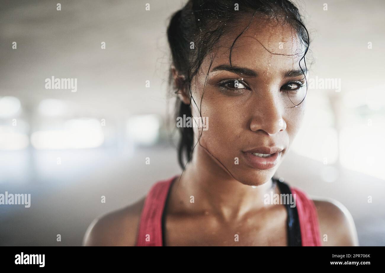 Zeit, um mich fit zu machen. Aufnahme einer jungen Frau, die draußen fit wird. Stockfoto