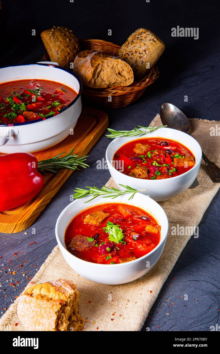 Würziges mexikanisches Rindfleisch mit Bohnen Stockfoto