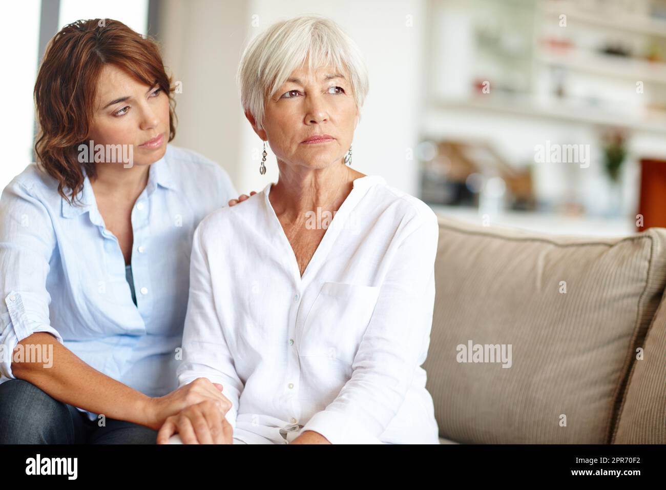 Was ist in deinem Kopf, Mama. Aufnahme einer Frau, die ihre ältere Mutter durch eine schwierige Zeit unterstützt. Stockfoto