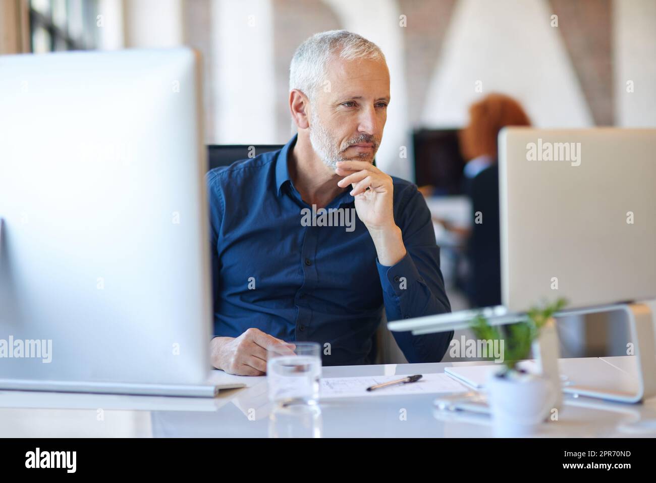 Auf Karriereziele hinarbeiten. Eine kurze Aufnahme von Geschäftsleuten im Büro. Stockfoto