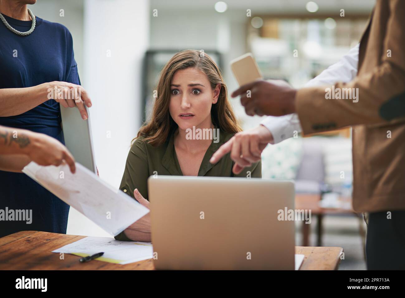 Angst schleicht ein. Aufnahme einer jungen Geschäftsfrau, die in einem anspruchsvollen Büroumfeld ängstlich aussieht. Stockfoto