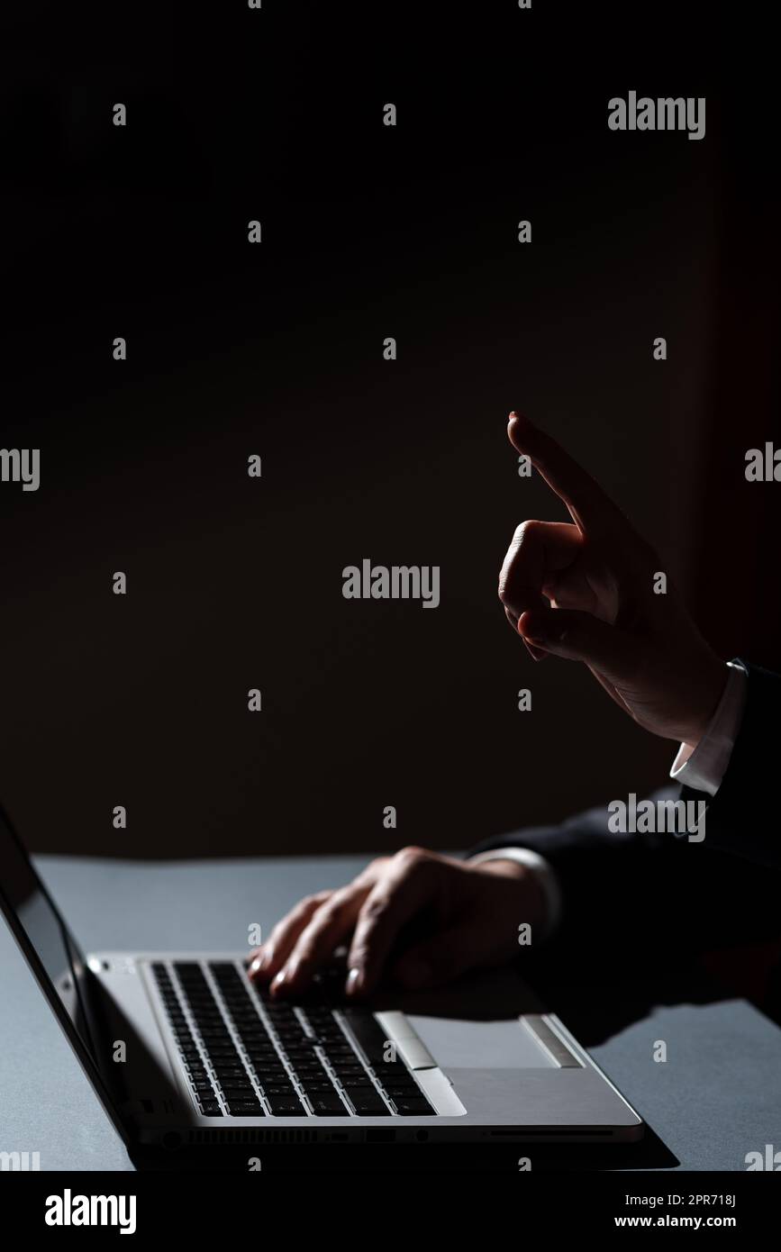 Ein Mann Tippt Auf Dem Laptop Und Eine Frau Zeigt Mit Einem Finger Auf Eine Wichtige Nachricht. Ein Geschäftsmann, Der Über Computer Schreibt, Und Eine Geschäftsfrau, Die Grausame Informationen Präsentiert. Stockfoto