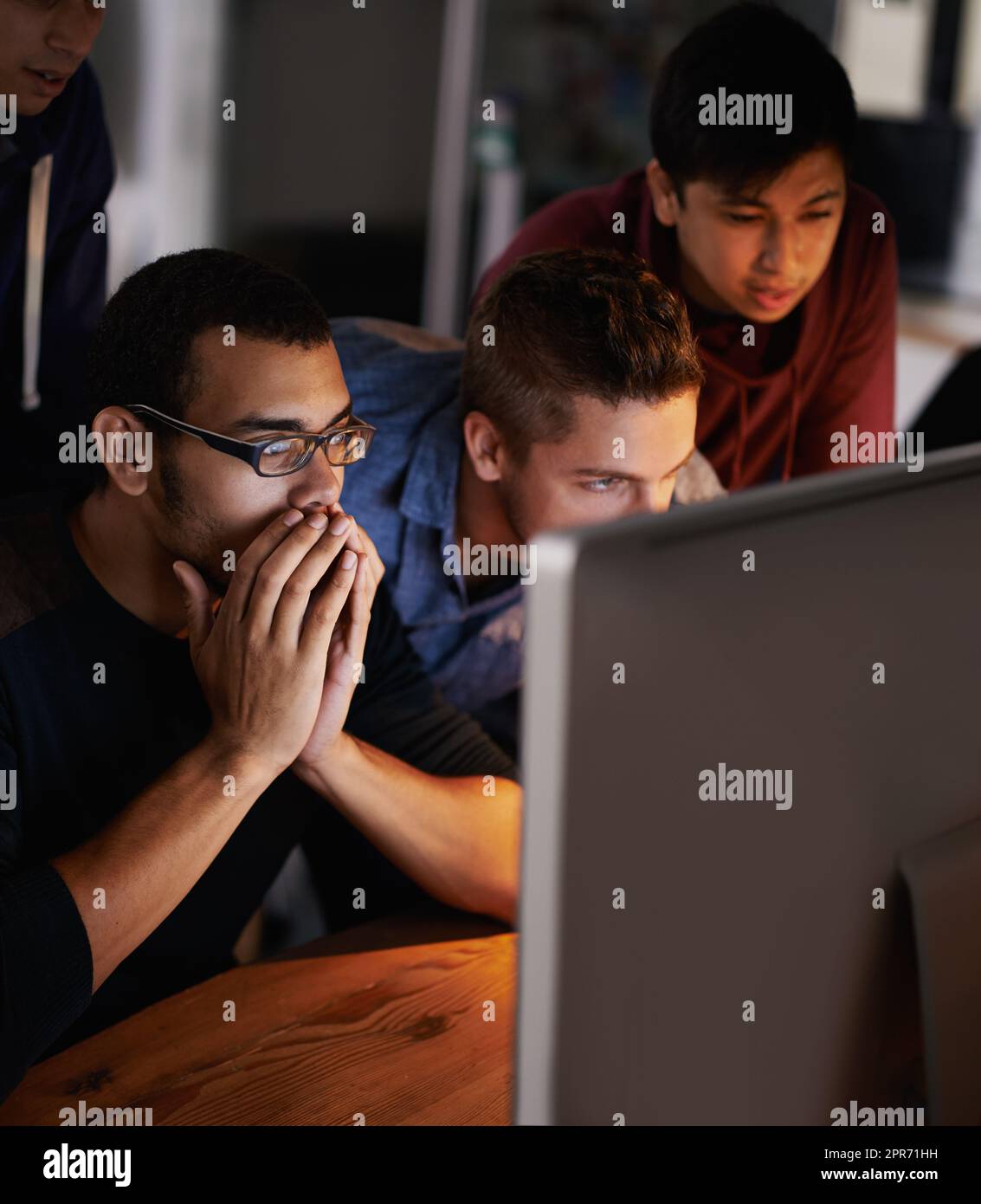 Das ist verrückt. Aufnahme einer Gruppe junger Designer, die gespannt auf einen Monitor starren. Stockfoto