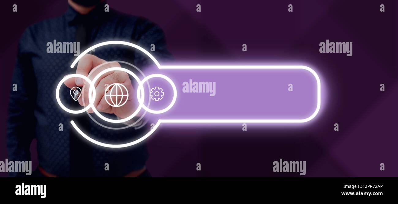 Frau im Anzug hält einen Stift und symbolisiert erfolgreiche Teamarbeit bei der Umsetzung der neuesten Projektpläne. Frau mit Kugelschreiber, die für ein kombiniertes Kraftmanagement steht. Stockfoto