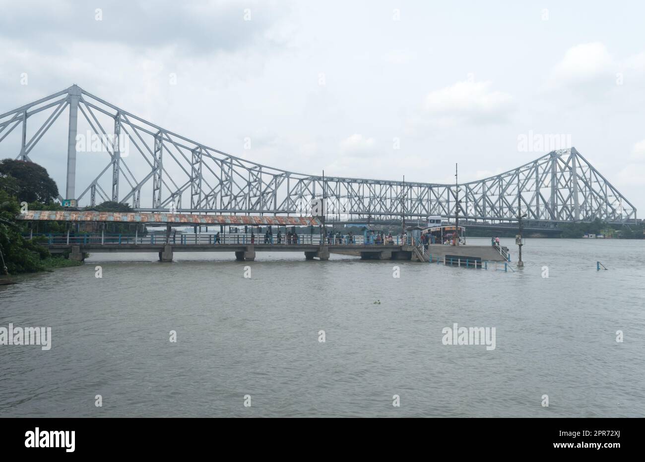 Die Howrah-Brücke, eine ausbalancierte, befestigte Freischwinger-Brücke über den Hooghly-Fluss in Westbengalen, Indien, Südasien-Pazifik, 28. Juni 2022 Stockfoto