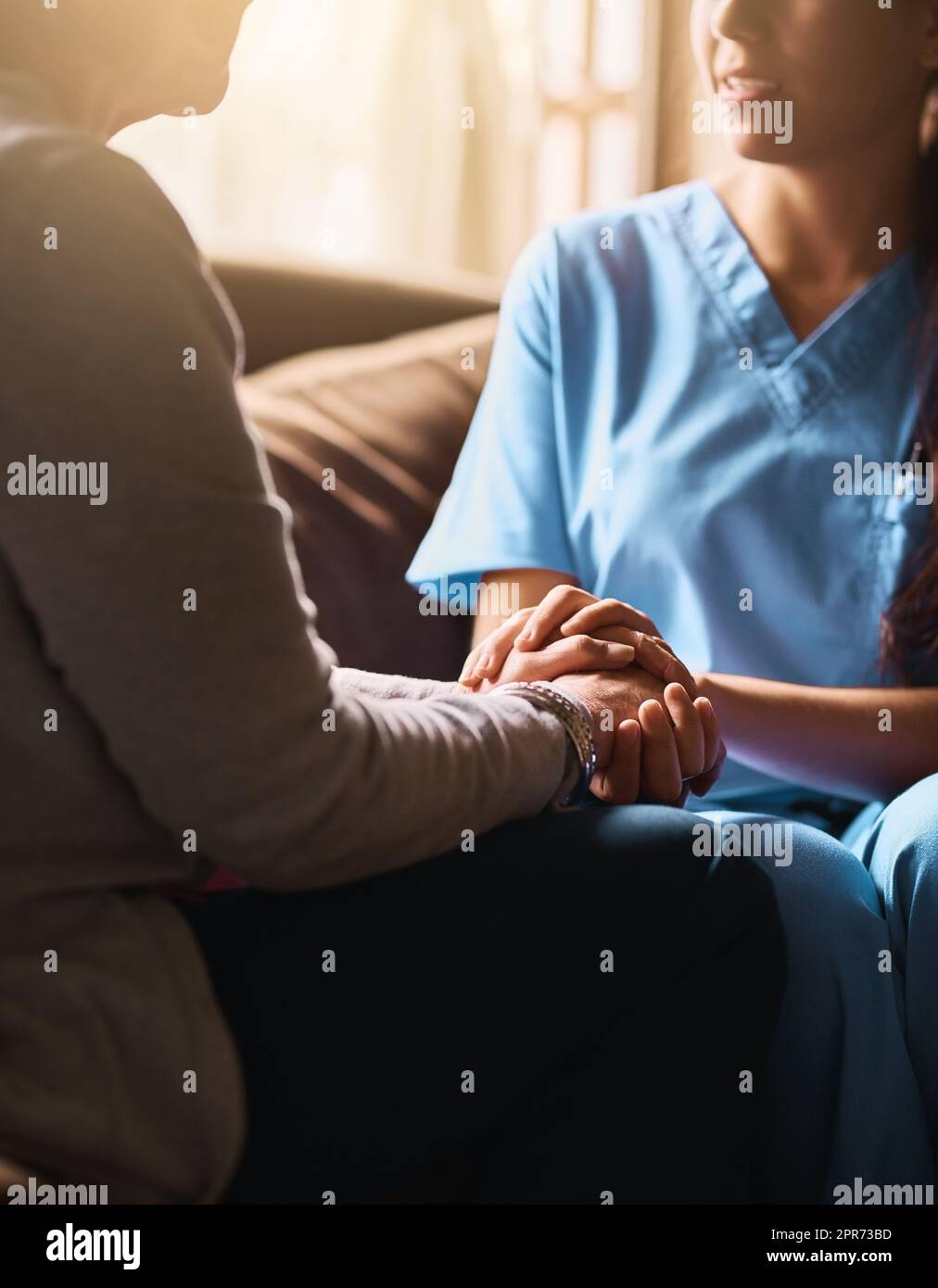 Ich kann Ihnen die Unterstützung geben, die Sie brauchen. Ausgeschnittene Aufnahme einer Krankenschwester, die eine ältere Frau bequem die Hände hält. Stockfoto