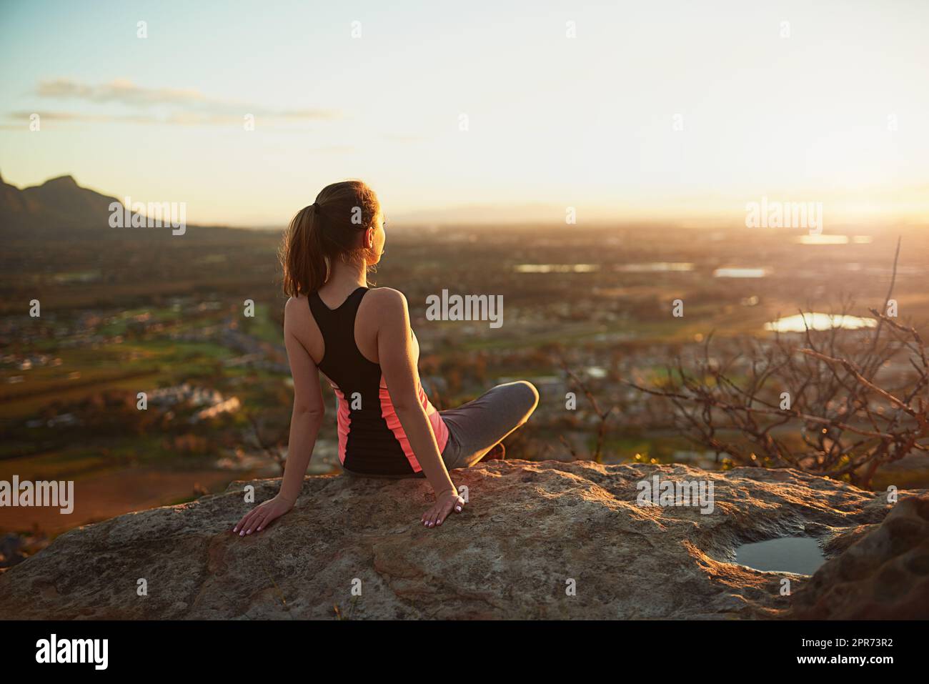 Was für eine Aussicht. Rückansicht einer sportlichen jungen Frau, die während einer Bergwanderung den Blick auf den Berg erblicken kann. Stockfoto