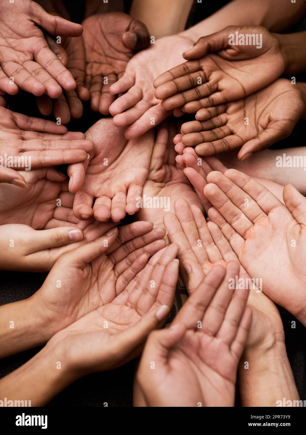 Wir brauchen Ihre Unterstützung. Aufnahme einer Gruppe von Händen, die zusammengehalten wurden. Stockfoto