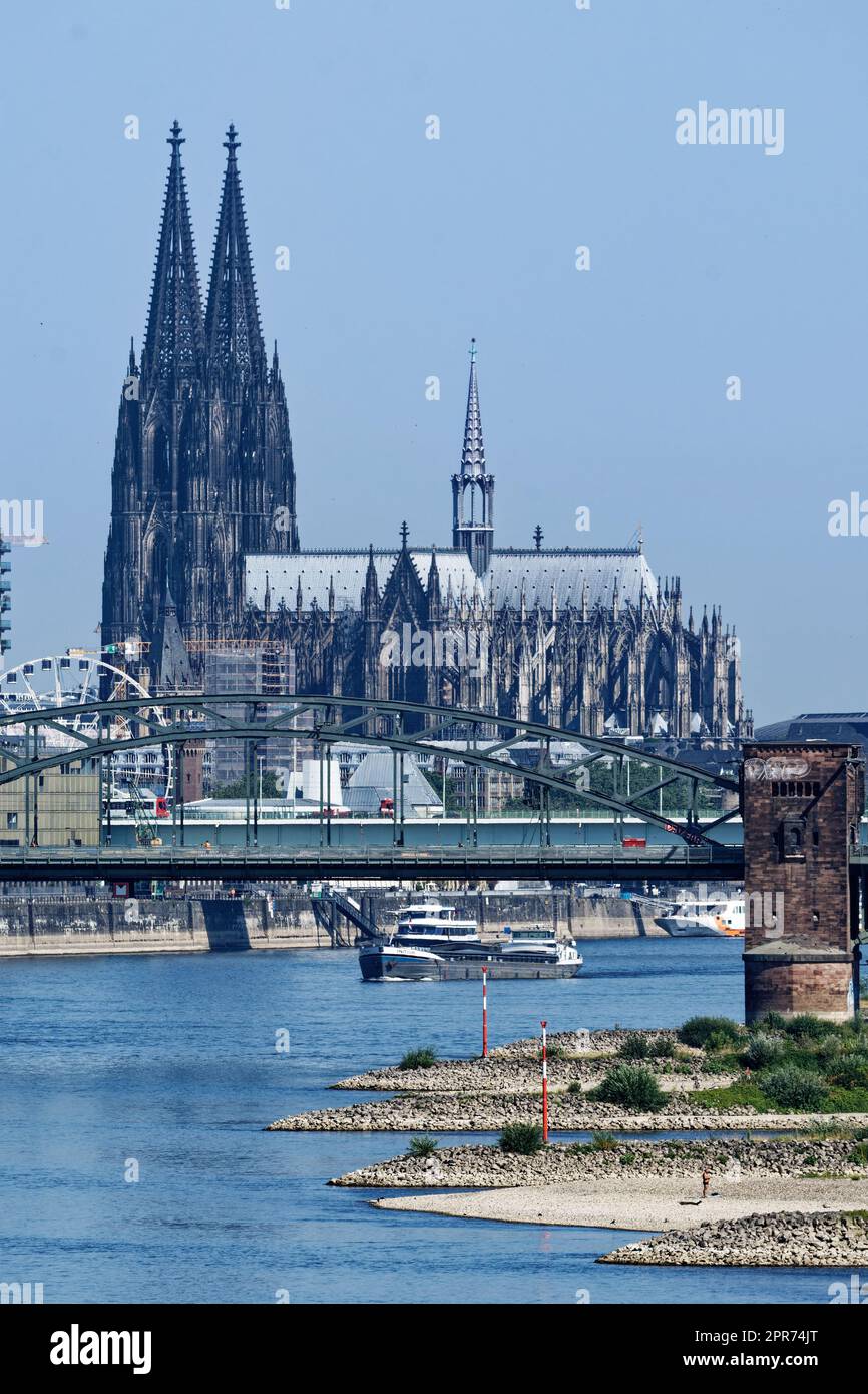 Köln, Deutschland 19. Juli 2022: Niedriger Wasserstand am rhein in köln Stockfoto