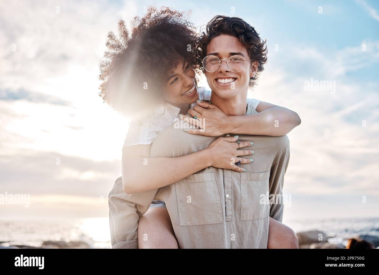 Porträt eines jungen Paares mit gemischten Rassen, das einen Tag am Strand genießt und glücklich und verliebt aussah. Porträt eines jungen Paares mit gemischten Rassen, das einen Tag am Strand genießt und glücklich und verliebt aussah. Stockfoto