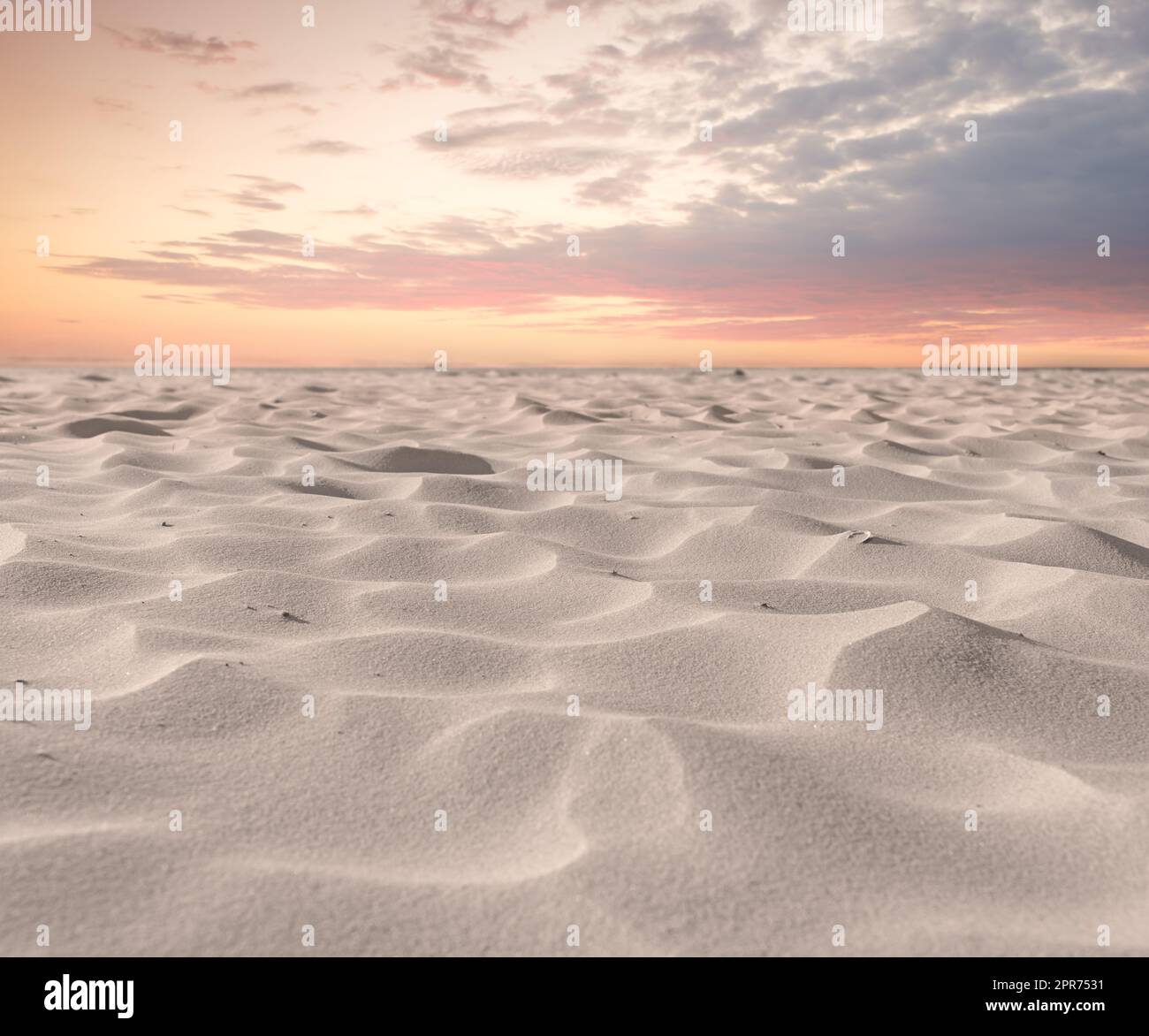 Strand Sanddünen in der Natur mit stimmungsvollem Dämmerhimmel im Hintergrund und Kopierraum. Nahaufnahme einer malerischen Landschaft im Freien mit körniger Oberfläche. Ruhige Wüste zum Erkunden für Reisen und Tourismus Stockfoto