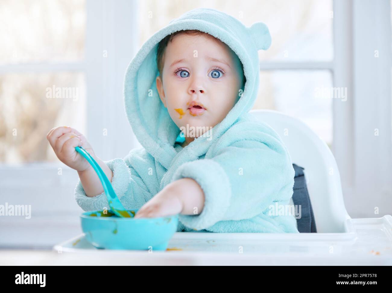 Es ist so lecker, dass ich die Schüssel sauber lecken möchte. Aufnahme eines entzückenden Jungen, der sein Essen isst. Stockfoto