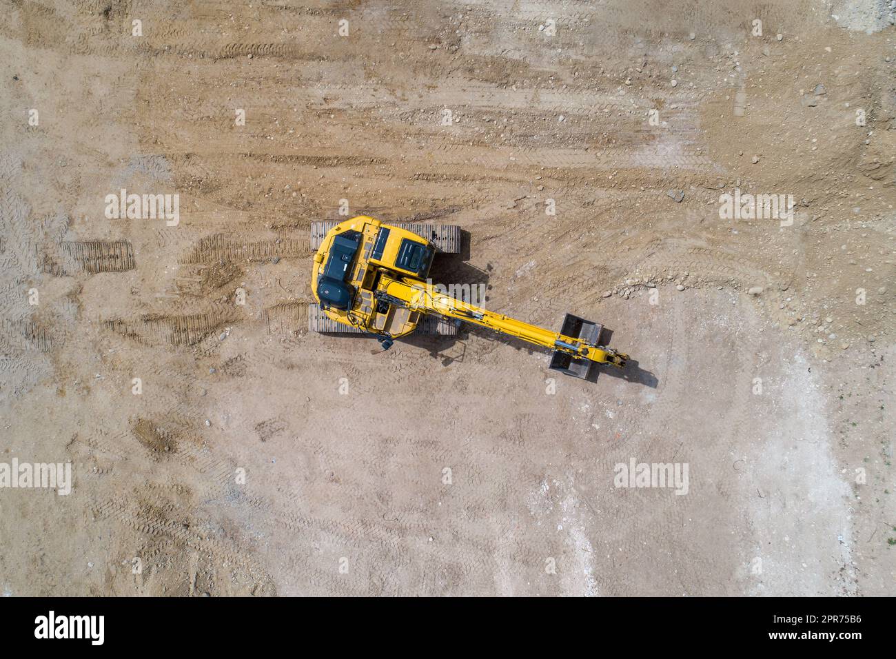 Bagger, der an einem Ort arbeitet, der den Boden gräbt Stockfoto