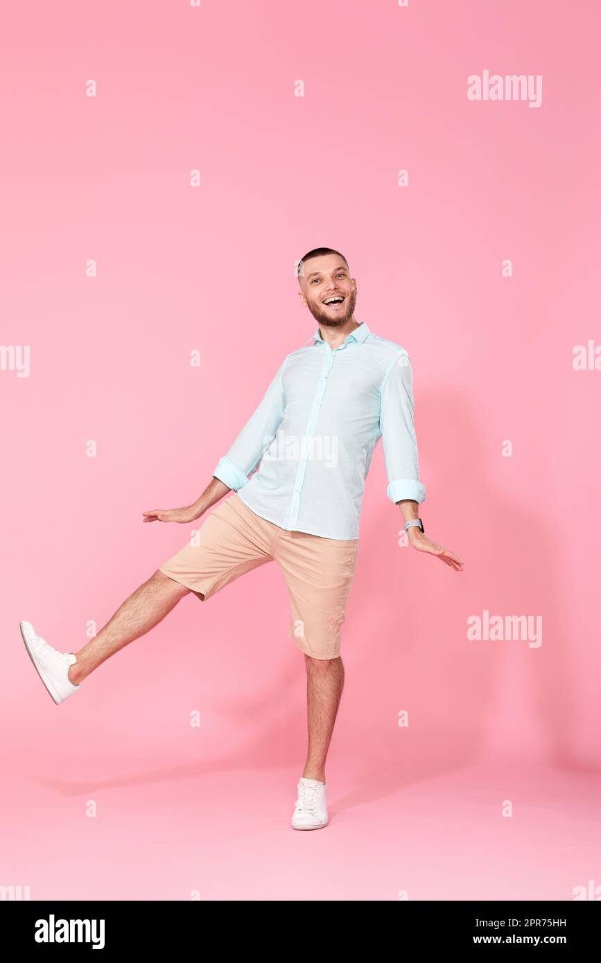 Fröhlicher, lustiger junger Mann in lässigem Hemd Stockfoto
