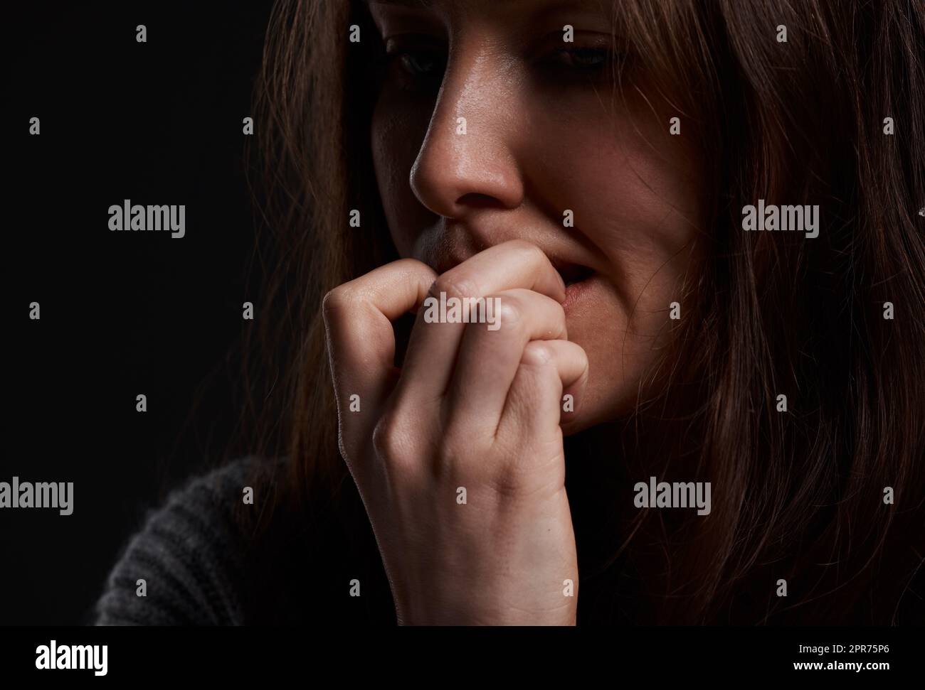 Ich kann das Nagellacken nicht stoppen. Kurzer Schuss einer Frau, die ihre Fingernägel beißt. Stockfoto