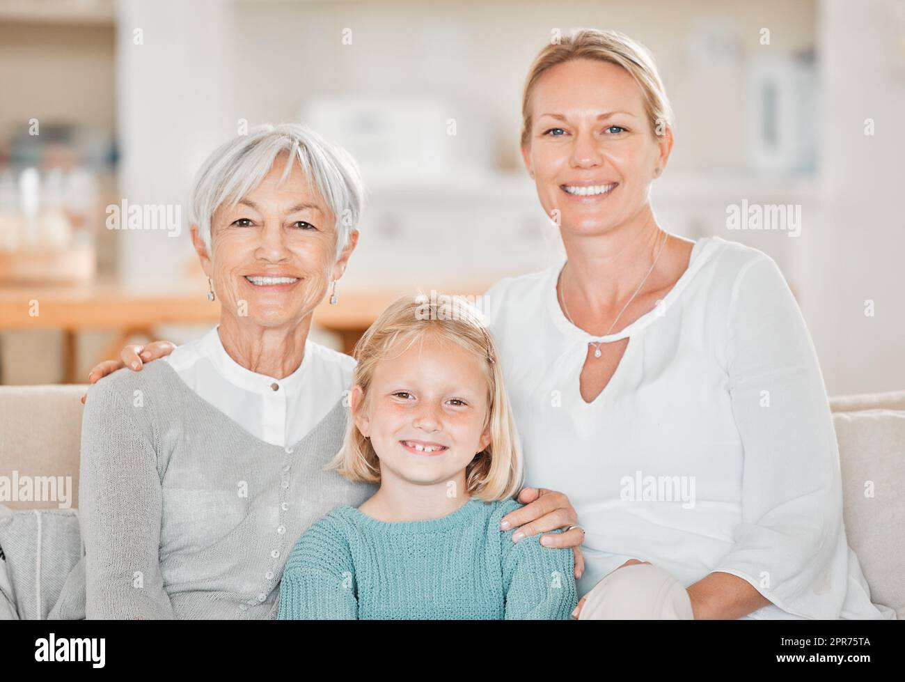 Es ist ein Familientag, aber nur für die Mädchen. Beschnittenes Porträt eines entzückenden kleinen Mädchens zu Hause mit ihrer Mutter und Großmutter. Stockfoto