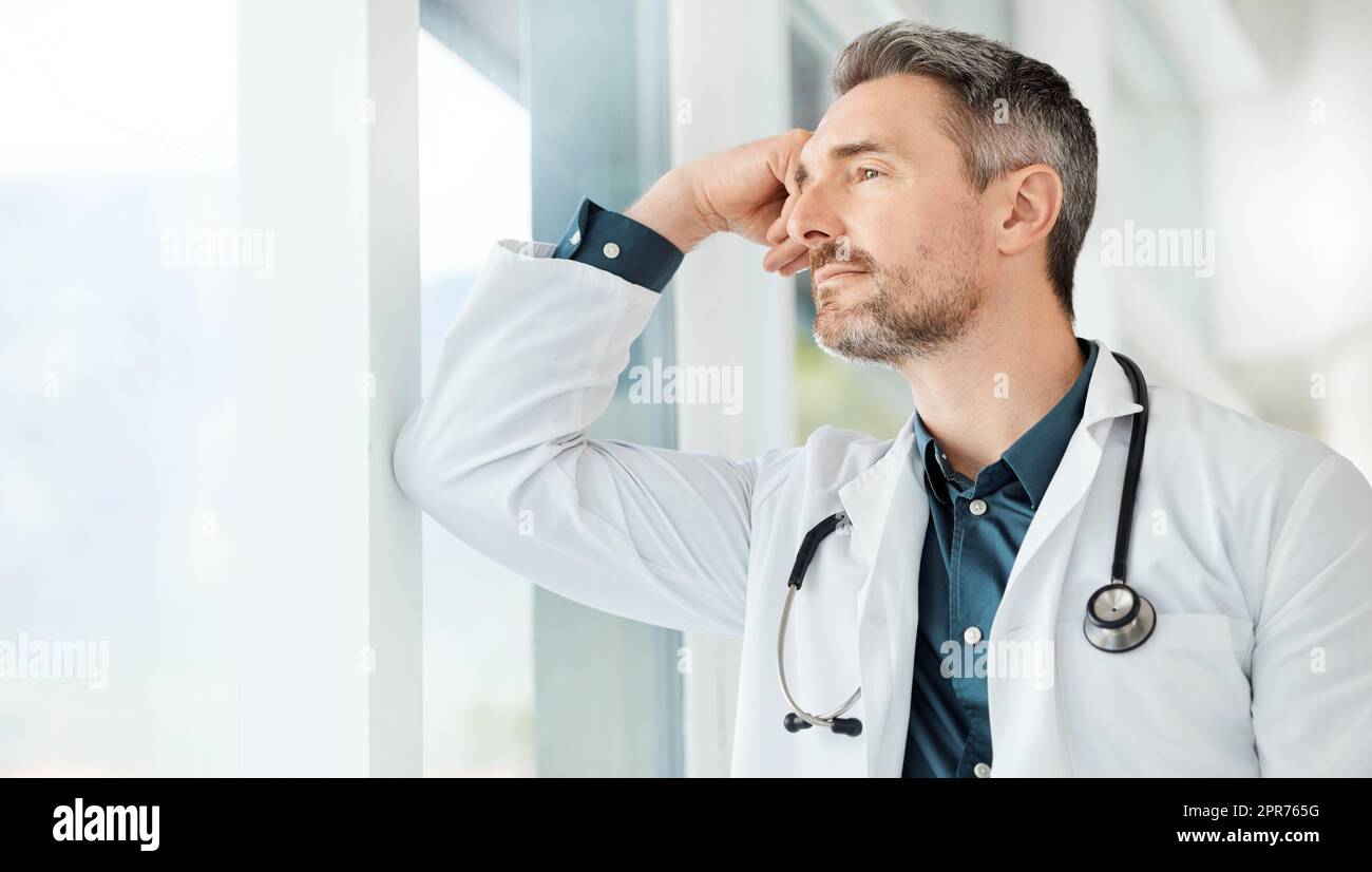 Ärzte geben Trost, Mitgefühl und Fürsorge aus. Aufnahme eines männlichen Arztes, der einen stressigen Tag bei der Arbeit hat. Stockfoto