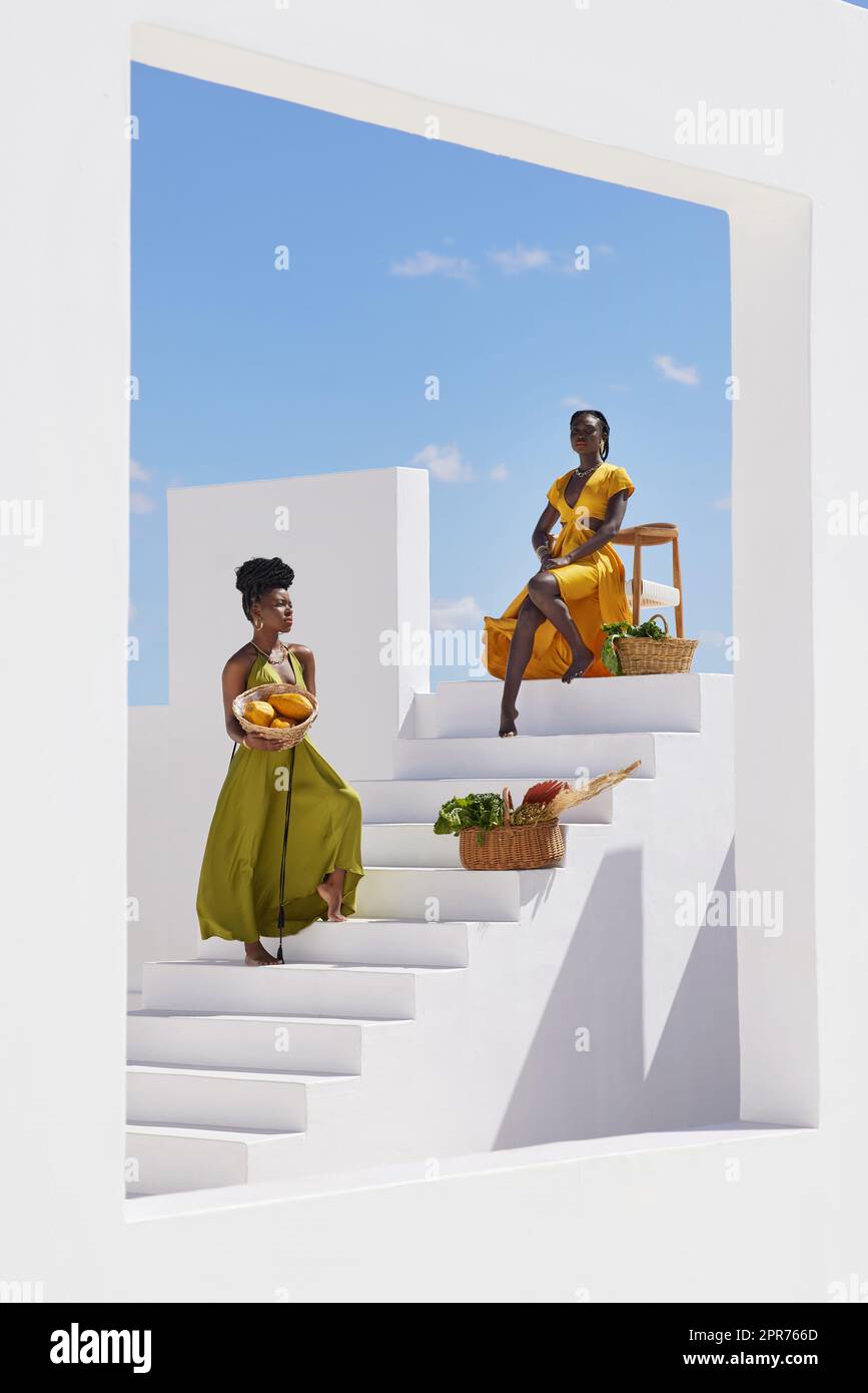 Eine Königin, die ihren Körper, ihr Leben, ihr Schicksal besaß. Aufnahme von zwei schönen Frauen, die draußen auf einer Treppe posieren. Stockfoto