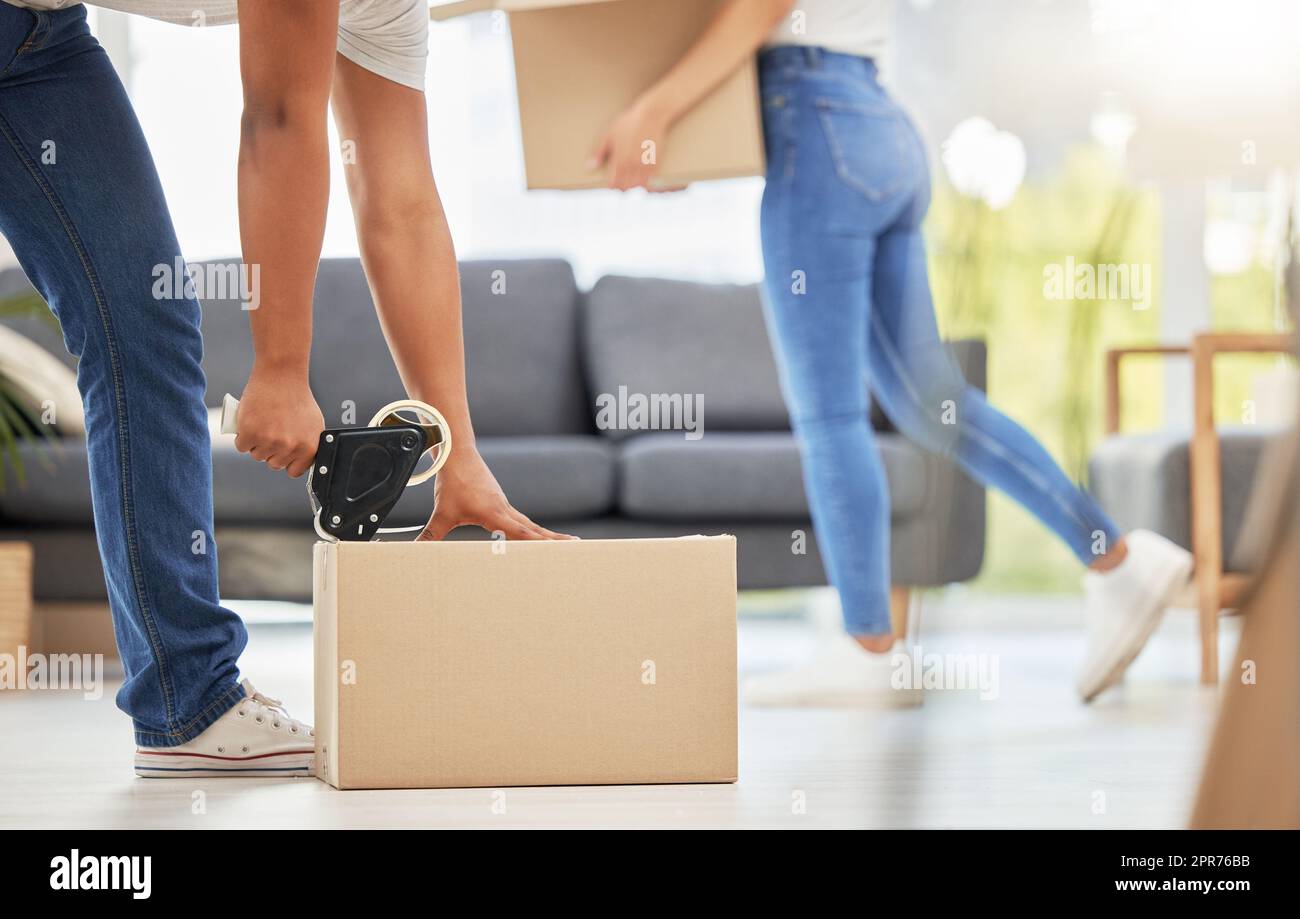 Das ist erledigt. Aufnahme eines unverkennbaren Paares, das Boxen für den Umzug nach Hause verpackt. Stockfoto