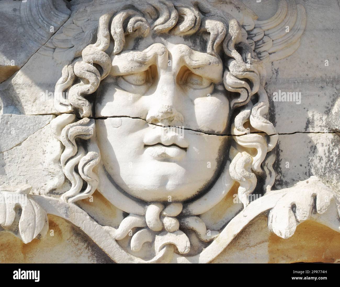 Nahaufnahme eines Gesichts, das im klassischen Stil von alten Griechen auf Marmor geschnitzt wurde, am Tempel des Apollo in Didyma. Eine beeindruckende Ruine oder Statue in der griechischen Stadt Miletus im Südwesten der Türkei Stockfoto