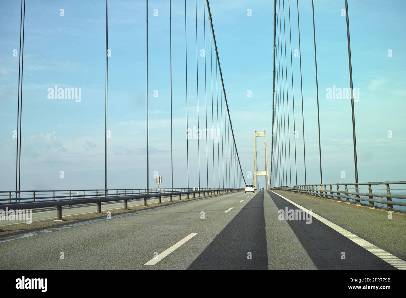 Storebaelt-Hängebrücke in Dänemark vor blauem Himmelshintergrund. Überführung von Straßenübergängen für den Transport zur Verbindung von Reisezielrouten. Infrastruktur und Architektur des berühmten Wahrzeichens Stockfoto