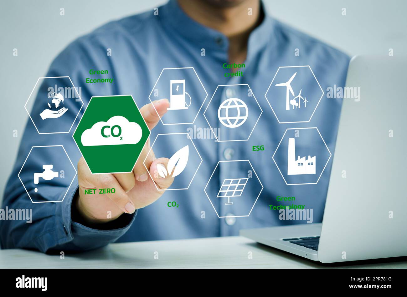 Geschäftsmann Hand berührt globale Erwärmung Erneuerbare Energie ein virtueller Bildschirm. Reduzierung der Emissionen von CO2. Konzept der nachhaltigen Geschäftsentwicklung. Stockfoto