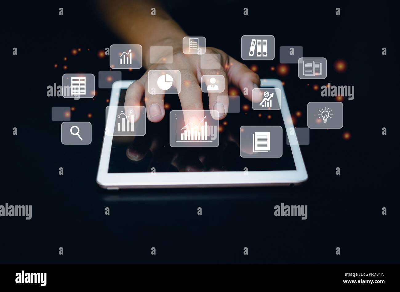 Geschäftsleute verwenden Tablet für Big-Data-Analyse und Business Intelligence Marketing-Planung Konzept virtuellen Bildschirm. Stockfoto