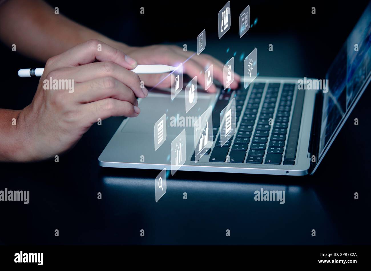 Business-Mann verwenden Computer-Laptop für Big-Data-Analyse und Business Intelligence Marketing-Planung Konzept virtuellen Bildschirm. Stockfoto