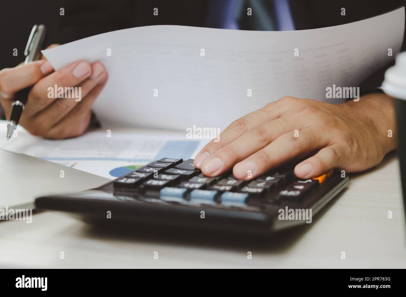 Businessman Holding Taschenrechner und Geschäftsdokumente Charts statistische Daten Investitionsanalyse und Steuerbuchhaltung. Stockfoto