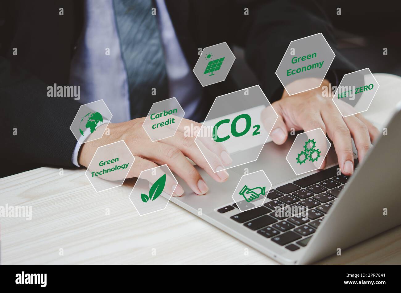 Organisationen oder Unternehmen entwickeln Carbon Credit Business Virtual Screen. Reduzierung der Emissionen von CO2. Konzept der nachhaltigen Geschäftsentwicklung. Stockfoto