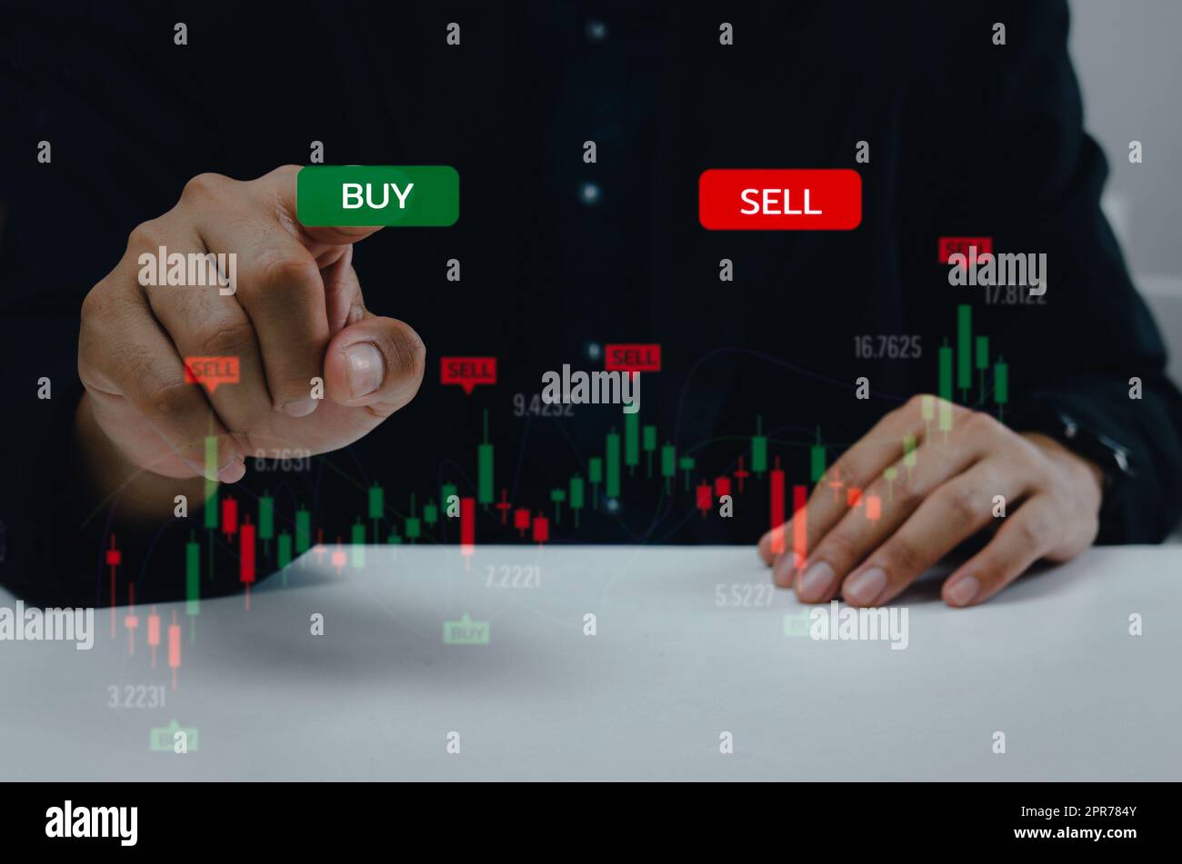 Finanzgrafik mit einem Geschäftsmann, der einen Knopf berührt Börse zukünftige Analyse Investition für virtuellen Bildschirm Business Digital Interface Technologie Konzept. Stockfoto