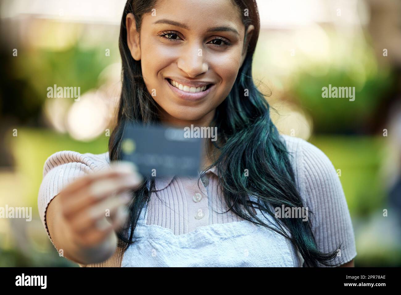 Mit kontaktlosem Banking wird der Alltag einfacher. Aufnahme eines jungen Geschäftsinhabers mit Kreditkarte. Stockfoto