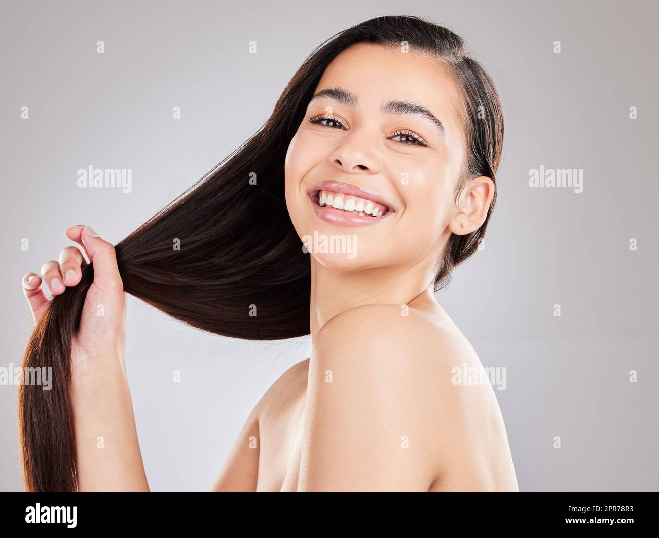 Gutes Haar ist gesundes Haar, was auch immer Sie wahrnehmen. Studioaufnahme einer jungen Frau mit schönen langen Haaren. Stockfoto
