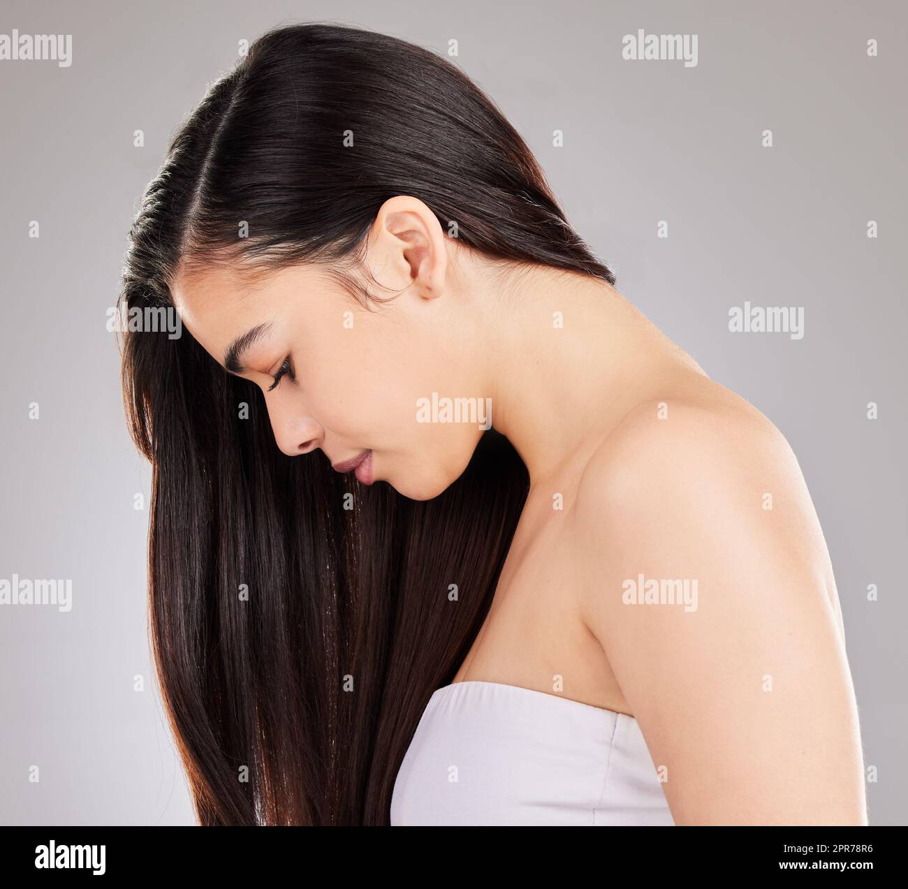 Kümmern Sie sich um Ihr Haar. Studioaufnahme einer jungen Frau mit schönen langen Haaren. Stockfoto
