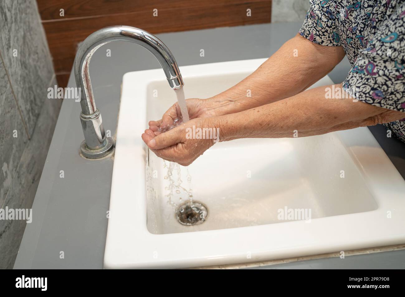 Asiatische Seniorin oder ältere Frau Frau Patient waschen Hand mit Seife und sauberem Wasser für schützen Sicherheit Infektion und töten Coronavirus Covid19 Virus, Bakterien und Keime. Stockfoto
