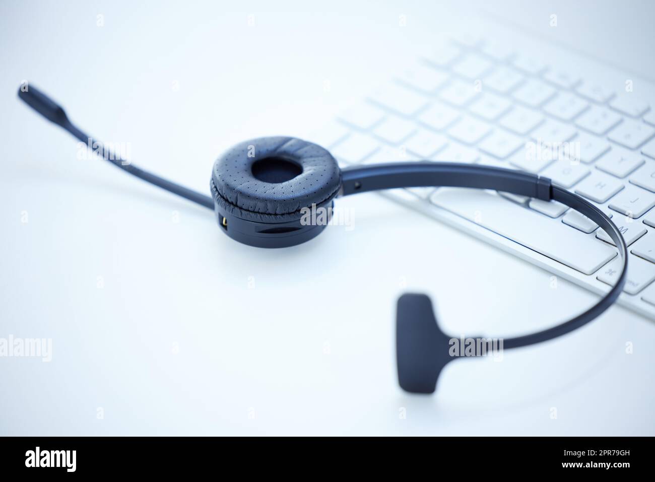 Ihr Anruf wird an den nächsten verfügbaren Agenten weitergeleitet. Nahaufnahme eines Headsets