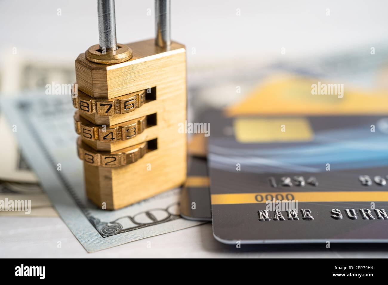 Kreditkarte mit Passwort-Schlüsselschloss Sicherheit auf US-Dollar Hintergrund. Stockfoto