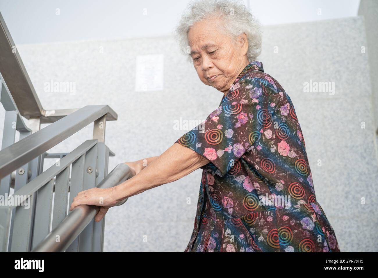 Asiatische ältere oder ältere alte Dame Frau Patient verwenden Griff an Treppen Sicherheitsunterstützung im Gebäude, gesund starke medizinische Konzept. Stockfoto