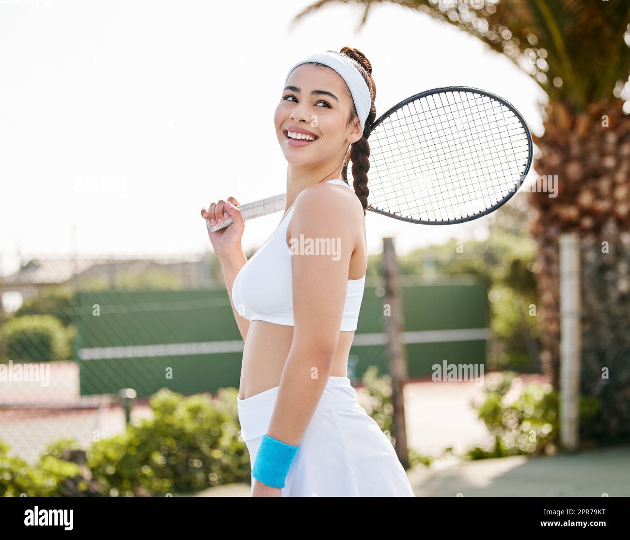 Ich bin aus gutem Grund Sieger. Ein attraktiver junger Tennisspieler, der während des Trainings alleine auf dem Platz steht. Stockfoto