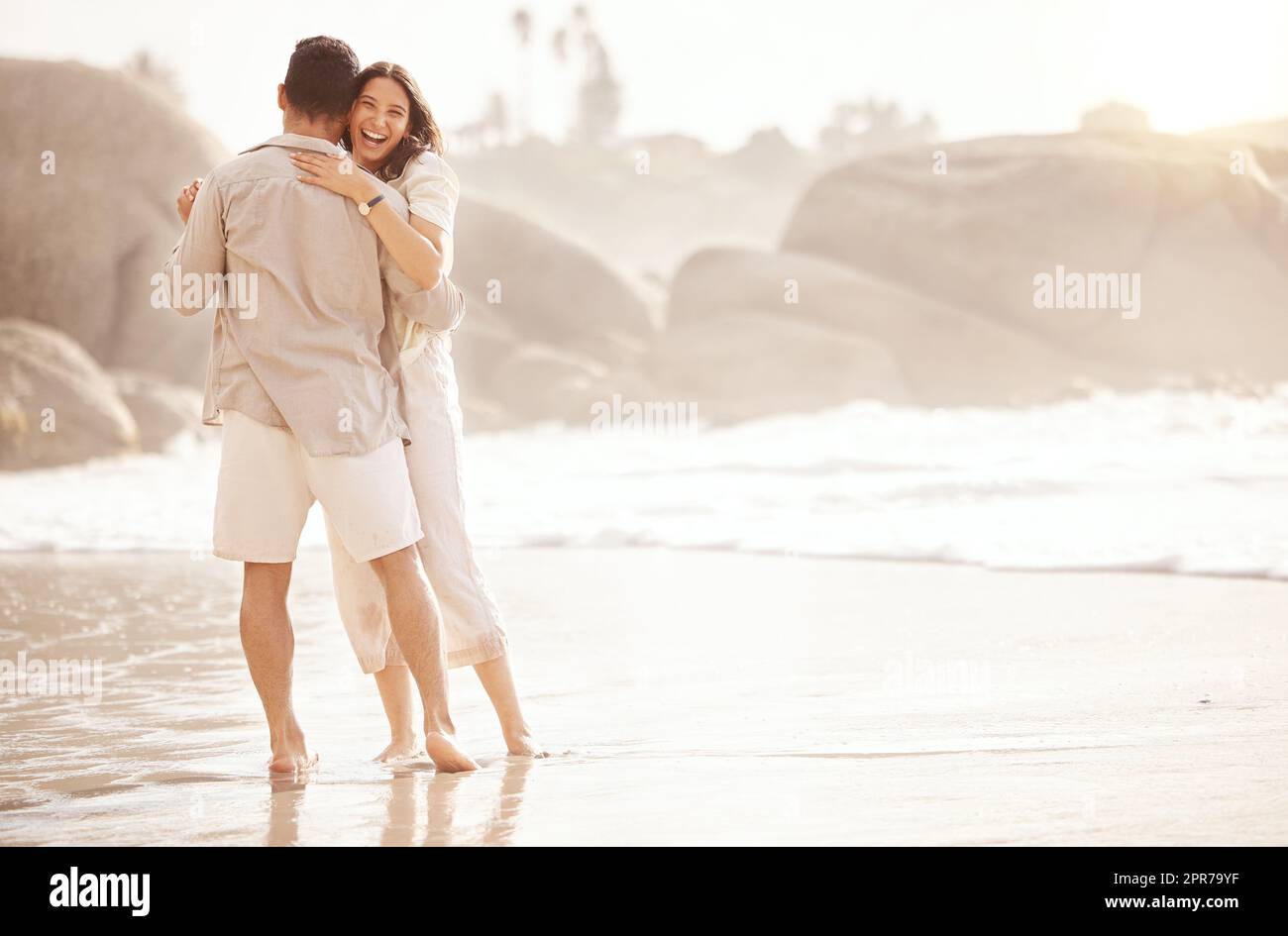 Wir brauchen keine Musik zum Tanzen. Ein junges Paar, das am Strand tanzt. Stockfoto