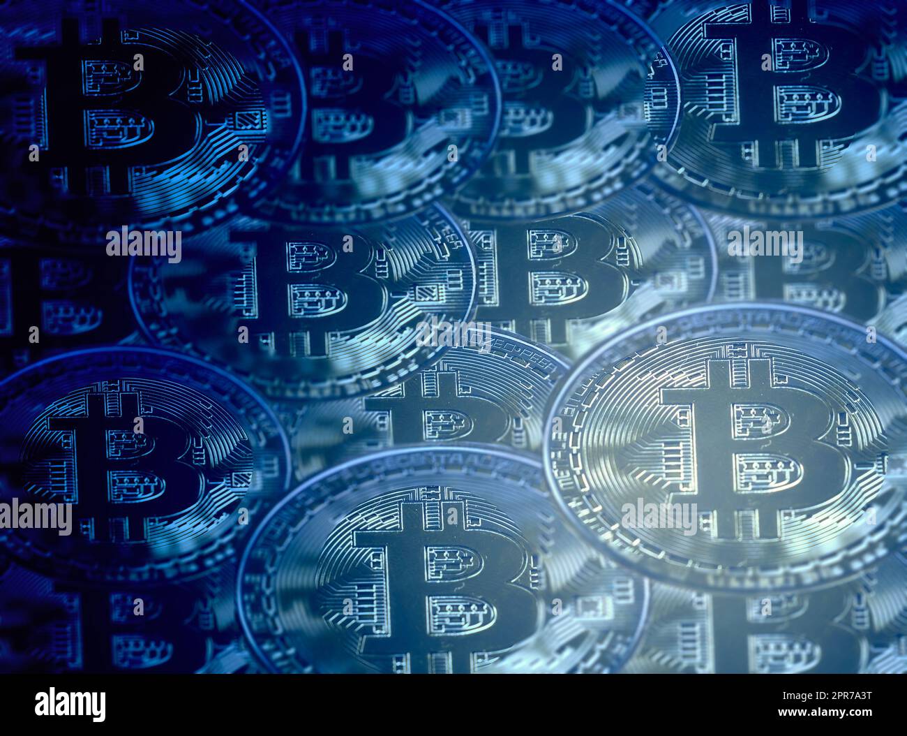 Die Gewinne häufen sich weiter. Konzeptuelles Bild eines Bündels Bitcoin vor blauem Hintergrund. Stockfoto