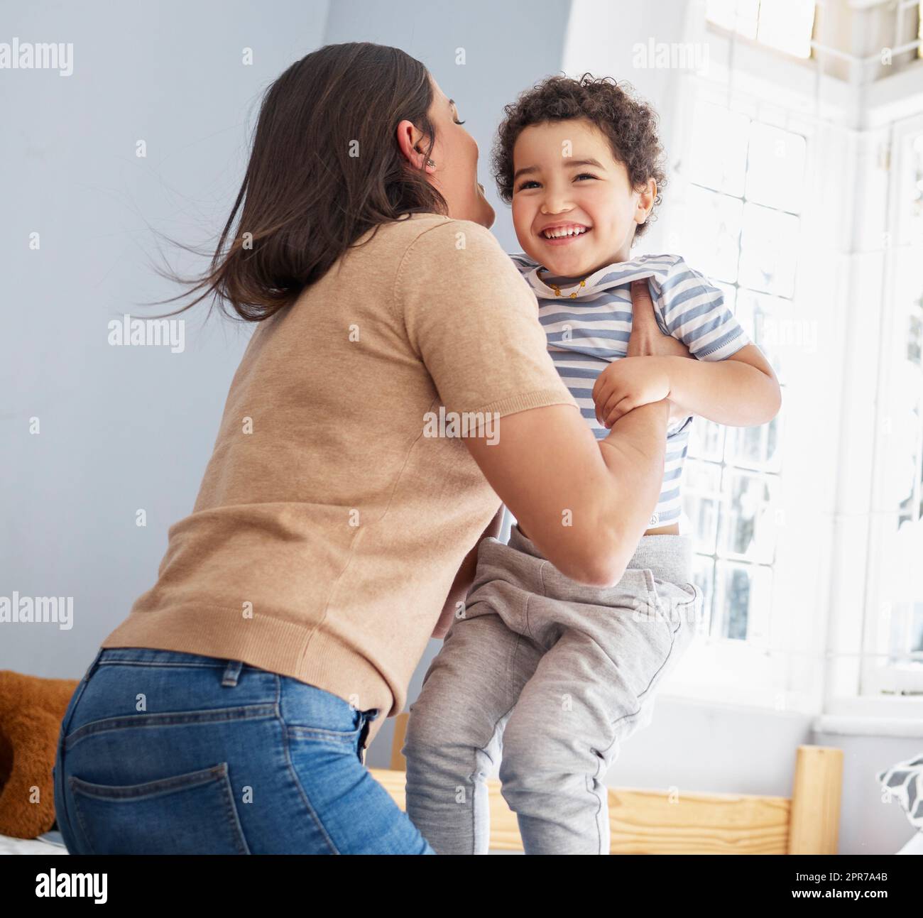 Die Spielzeit ist unser Favorit. Eine junge Mutter und ein Sohn verbinden sich zu Hause. Stockfoto