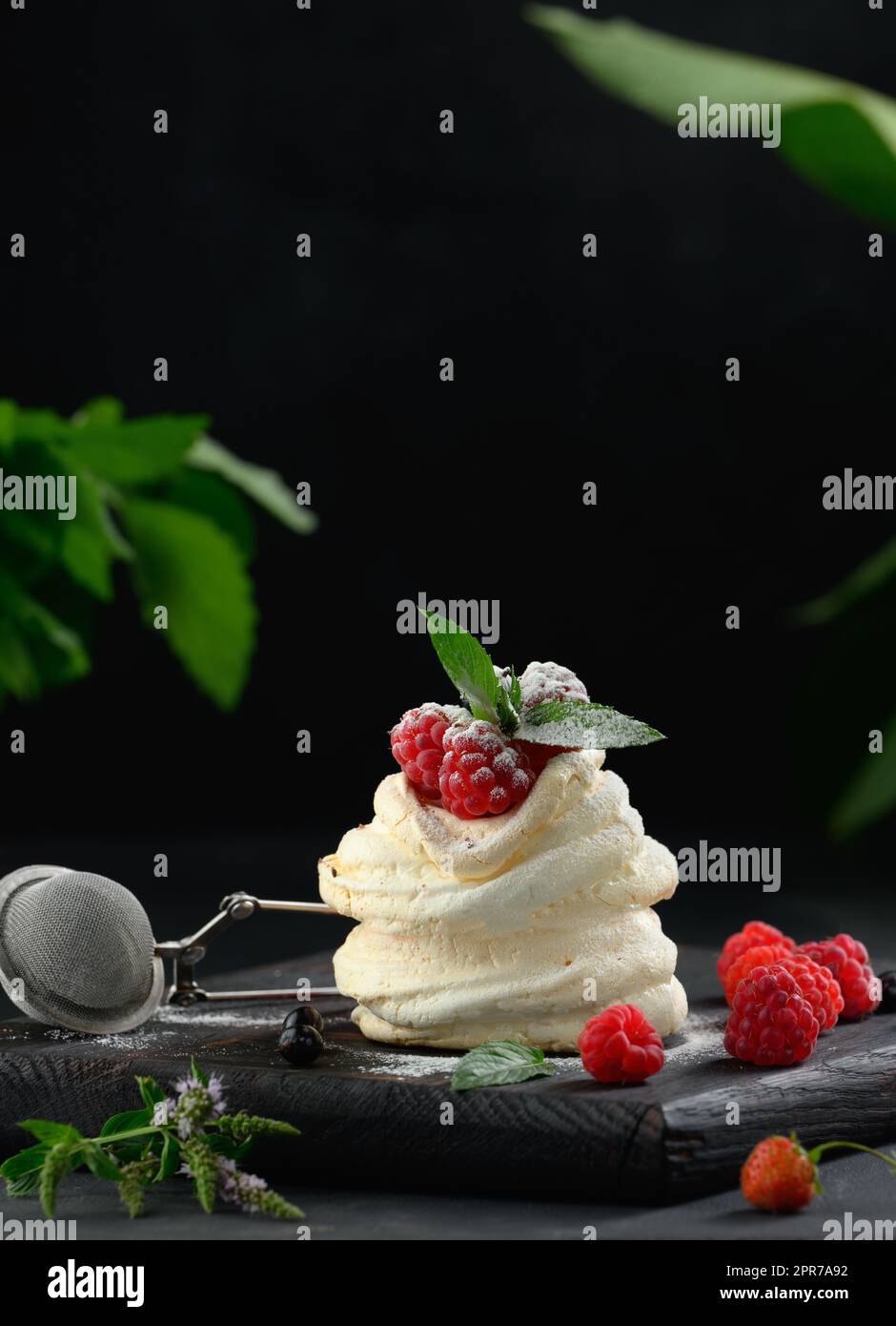 Gebackener Kuchen aus Hähnchenprotein und Sahne, dekoriert mit frischen Beeren. Stockfoto